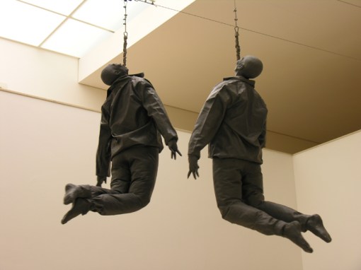 juan-munoz_figuras-suspensas_1997