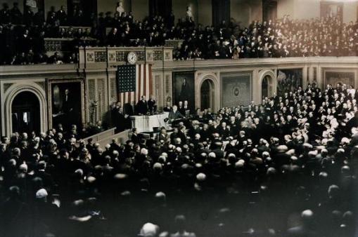 Primeira fotografia a cores do congresso americano - um discurso do presidente Roosevelt em 1937